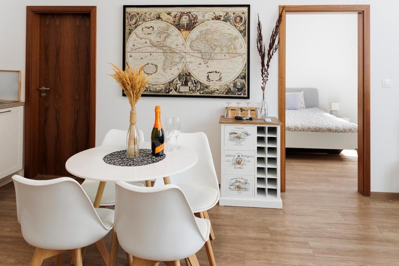 Diamond Residence In Old Town With Free Parking Братислава Экстерьер фото